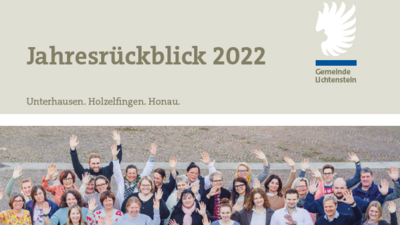 Frontseite des Jahresrückblicks 2022 mit winkenden Mitarbeitern des Rathauses.